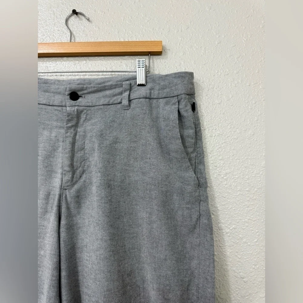 Lululemon Gray Performance Cotton  Mens Shorts Size 36